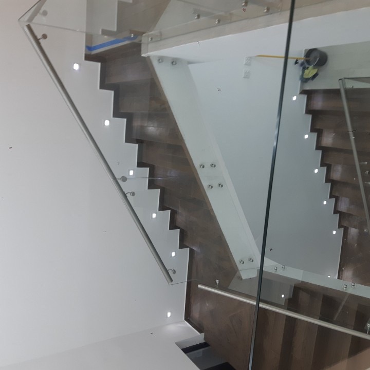 Escalera moderna con cristal