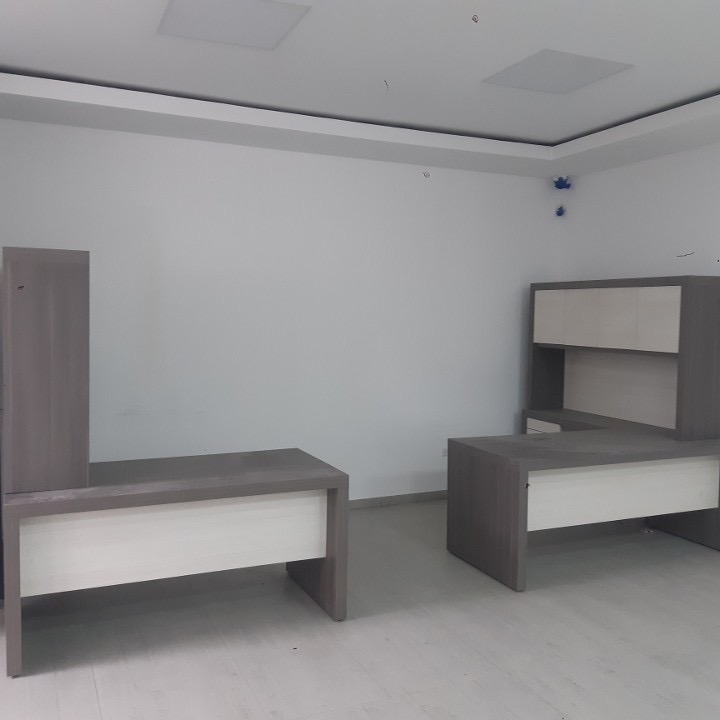 Oficina con escritorios