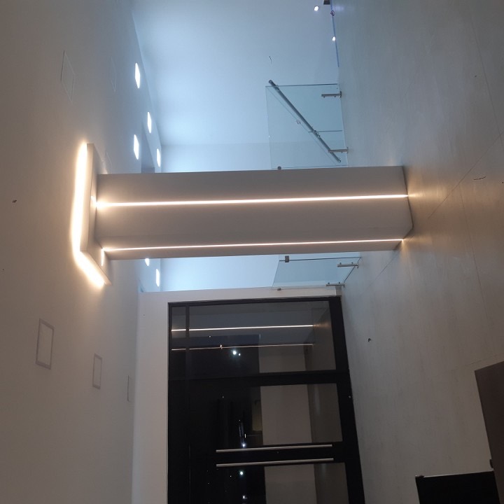 Acceso interior iluminado