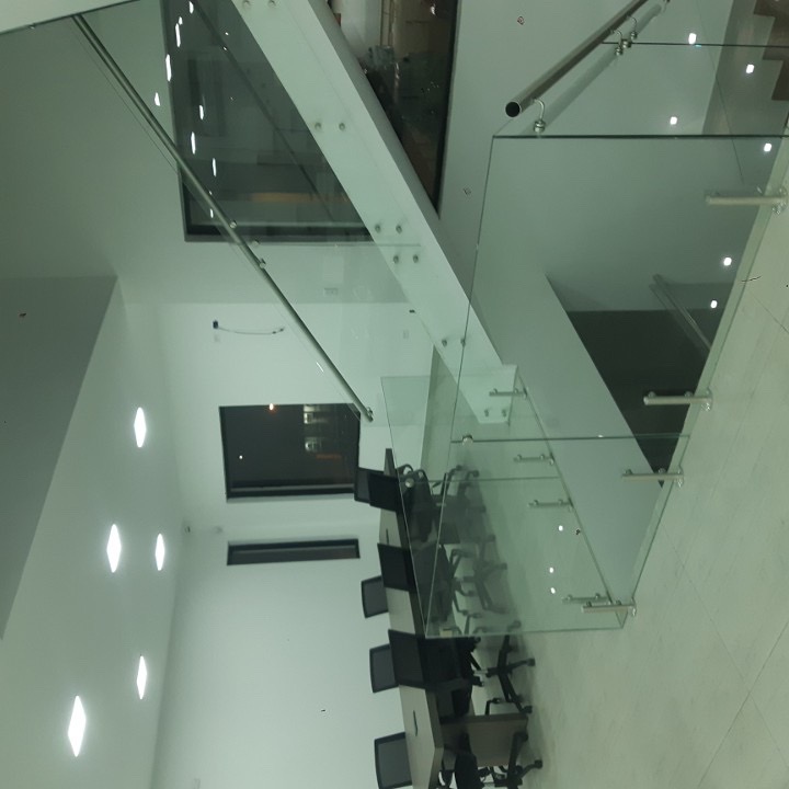 Área interior con escalera y cristal