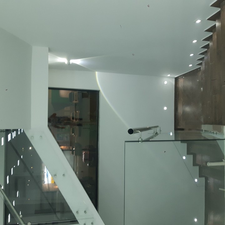 Escalera y acabados interiores